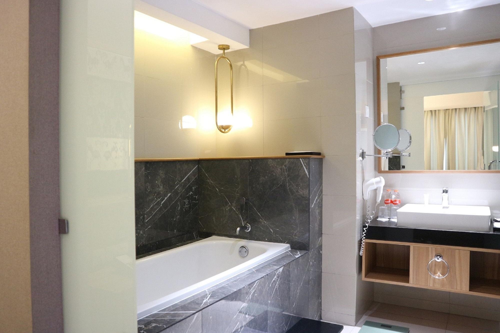 Santika Premiere Bintaro Hotel Serpong Eksteriør billede